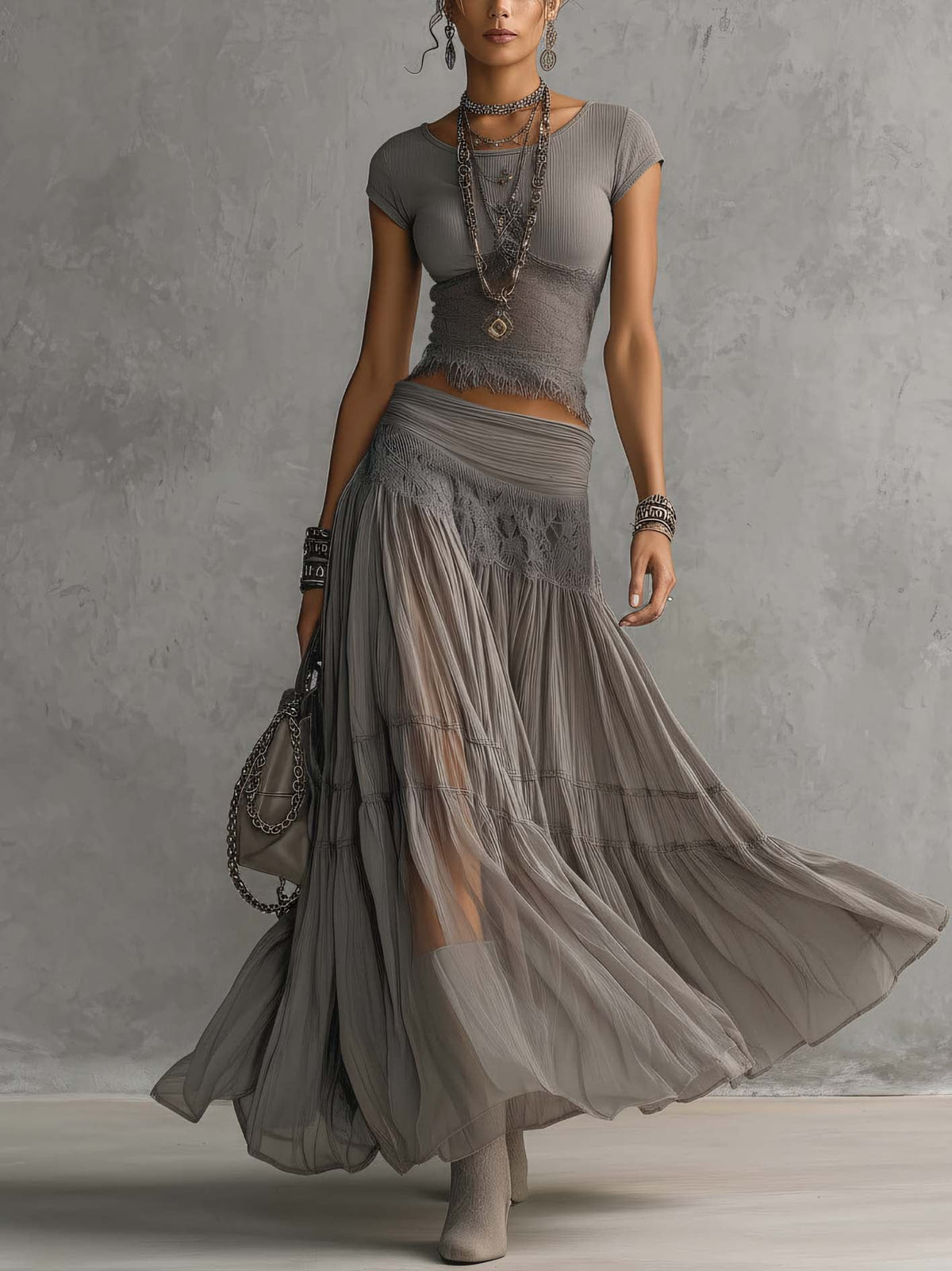 Completo Con Top Grigio In Pizzo Trasparente E Gonna Maxi Plissettata