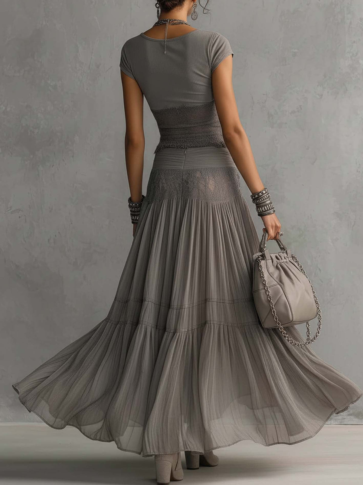 Completo Con Top Grigio In Pizzo Trasparente E Gonna Maxi Plissettata