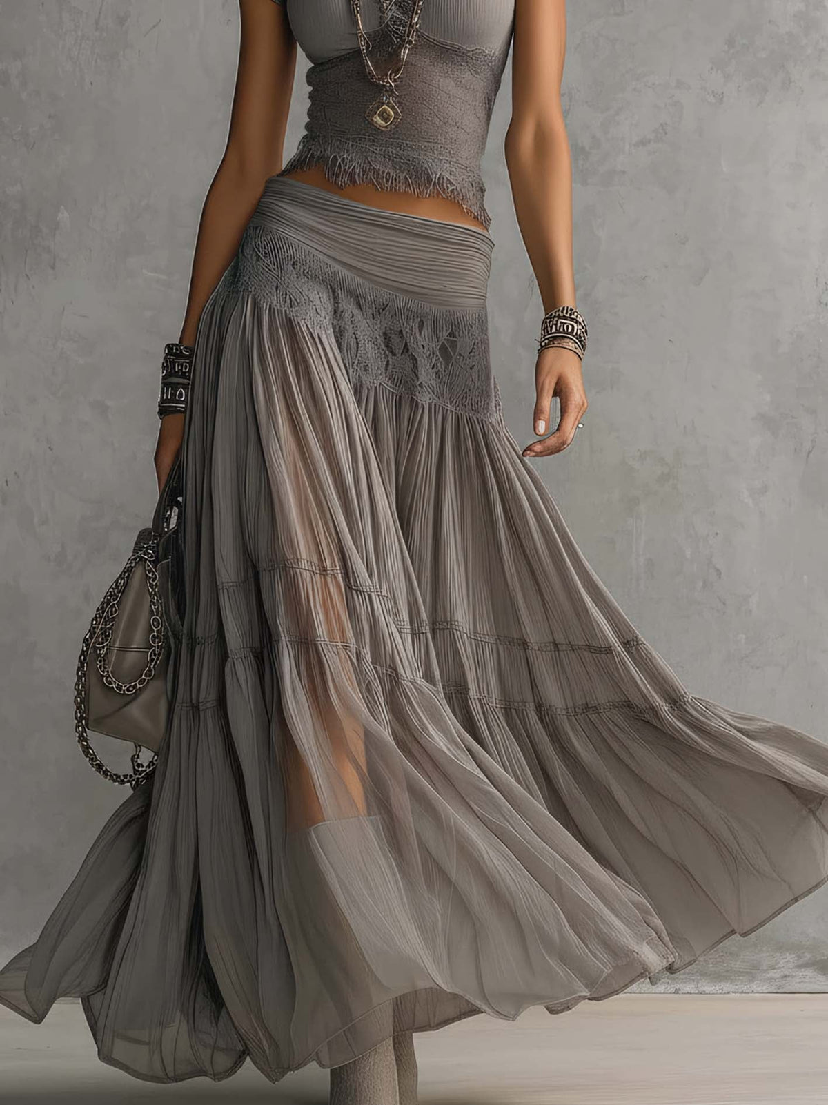 Completo Con Top Grigio In Pizzo Trasparente E Gonna Maxi Plissettata